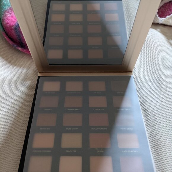 Iconic Day to Slay Eyeshadow Palette - Picture 4 of 5